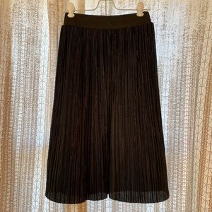 Midi black pleated skirt. NEW WITH TAGS